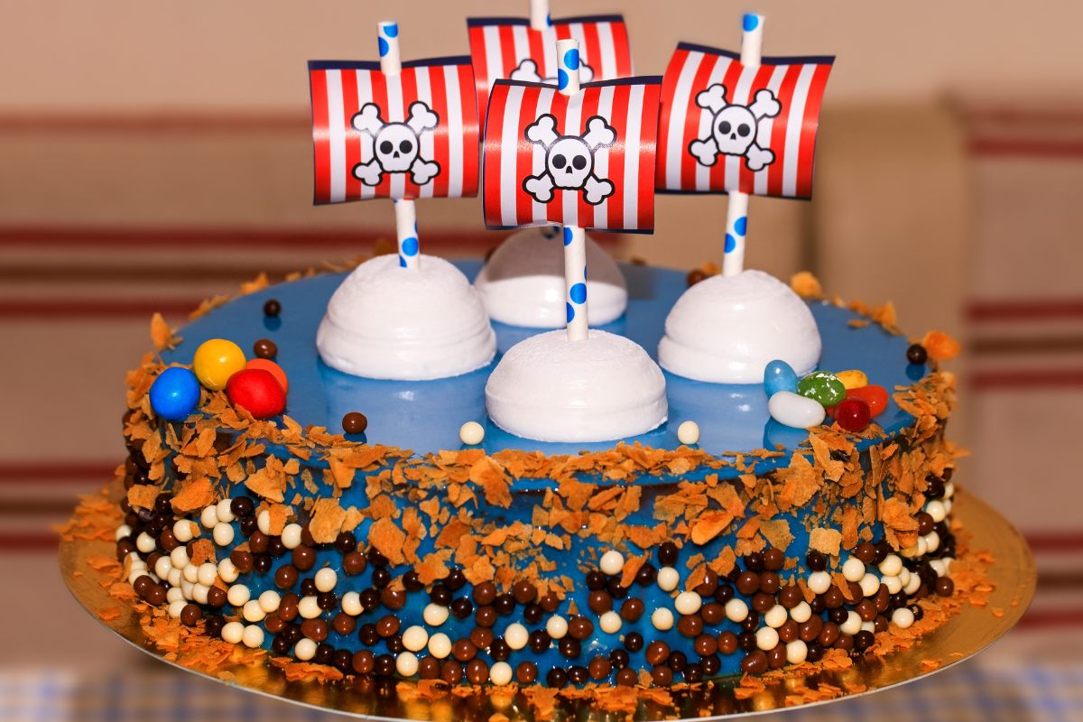 Cake for a piraty party with blue sea icing and meringe islands.